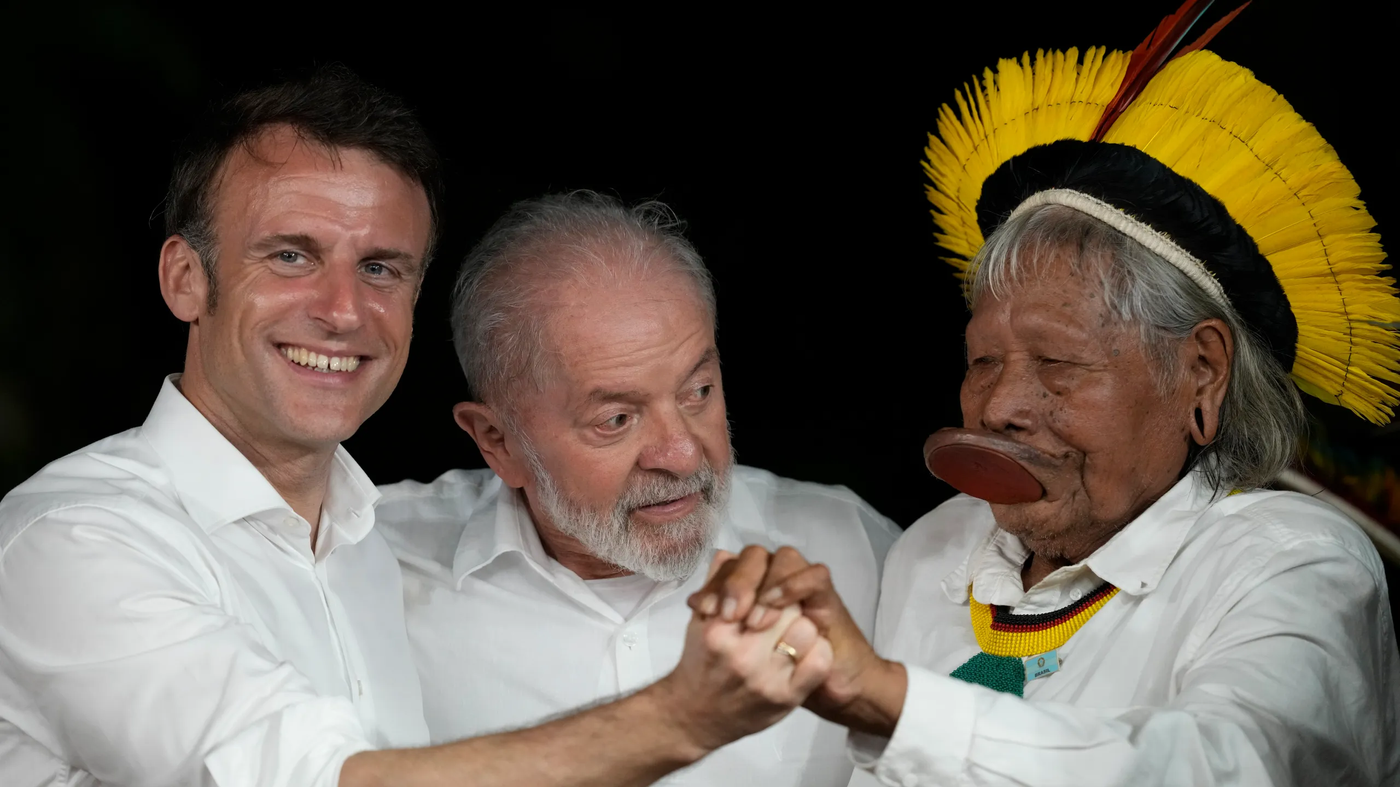 Từ trái sang: Tổng thống Pháp Emmanuel Macron, Tổng thống Brazil Luiz Inacio Lula da Silva và Thủ lĩnh Raoni Metuktire. Ảnh chụp hôm 26/3 trên đảo Combu, gần Belem, bang Para, Brazil. Ảnh: Fox 16