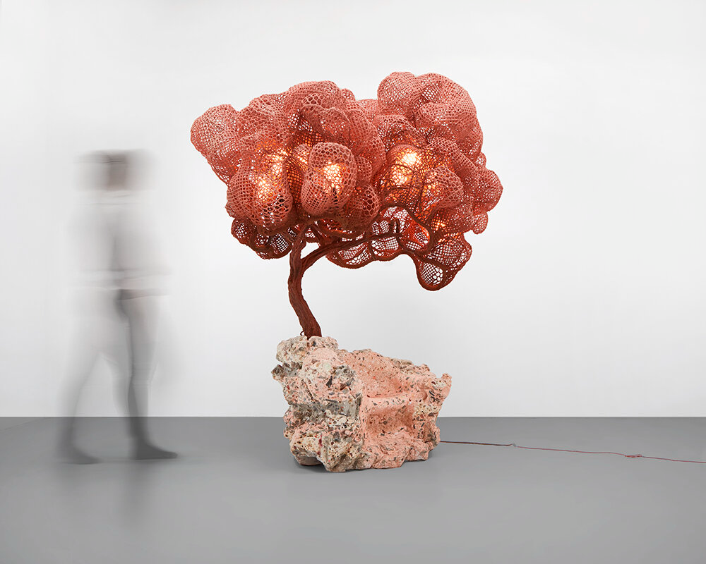 Nacho Carbonell, One-seater Concrete Tree, 2022 | lưới kim loại, nút chai, thép, bê tông và phụ kiện nhẹ; 139 3/4 × 74 3/4 × 112 1/4 năm | Hình ảnh: Ronald Smiths