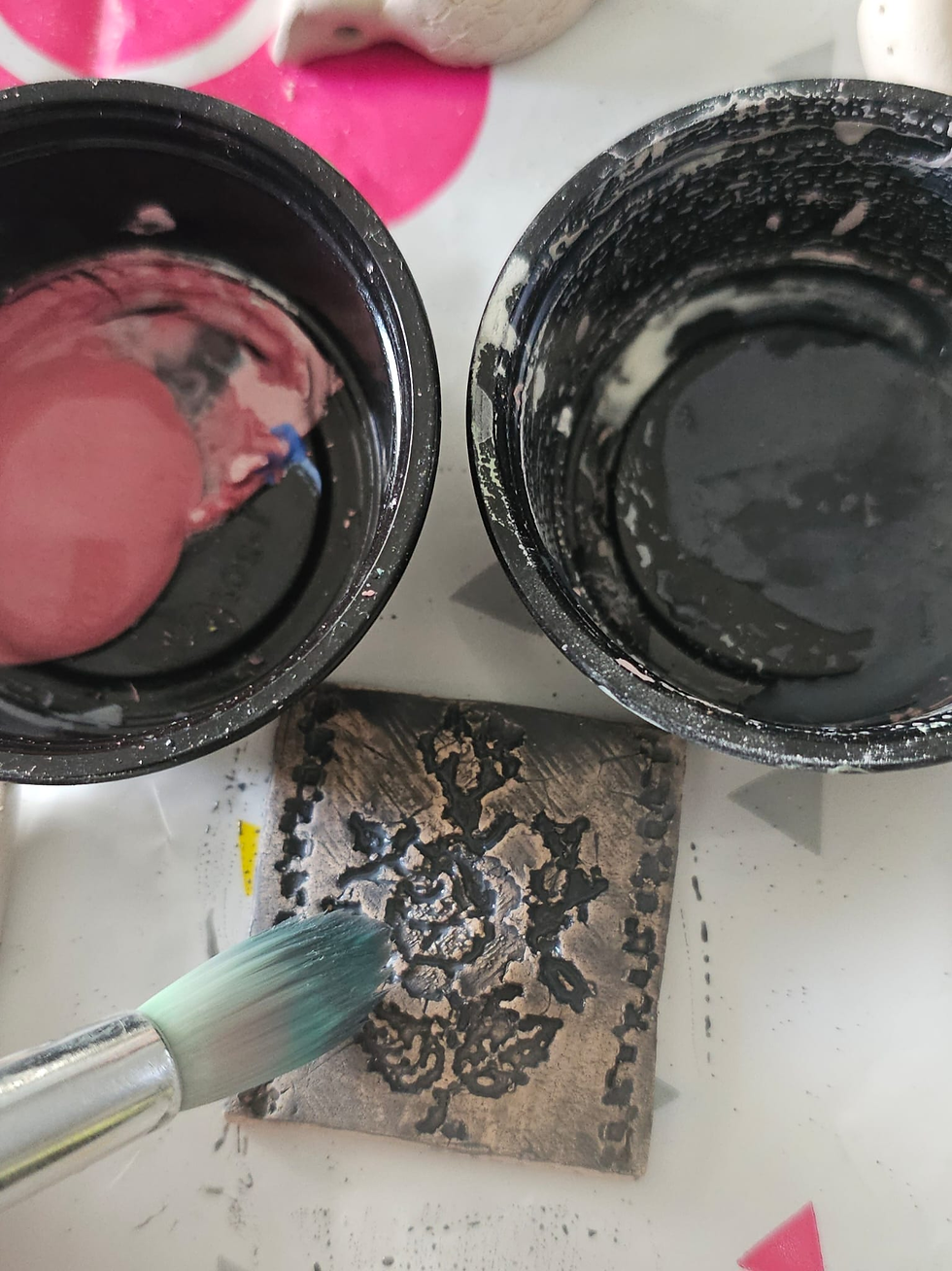 צבעתי עם צבע שחור דליל, כדי שייכנס לכל השפלות