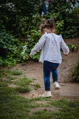 Lachendes Mädchen, Kindergarten, Kita, Kindergartenfotografie, Neuwied, Linz am Rhein, Koblenz, Montabaur, echtes Lachen, Pfützen springen