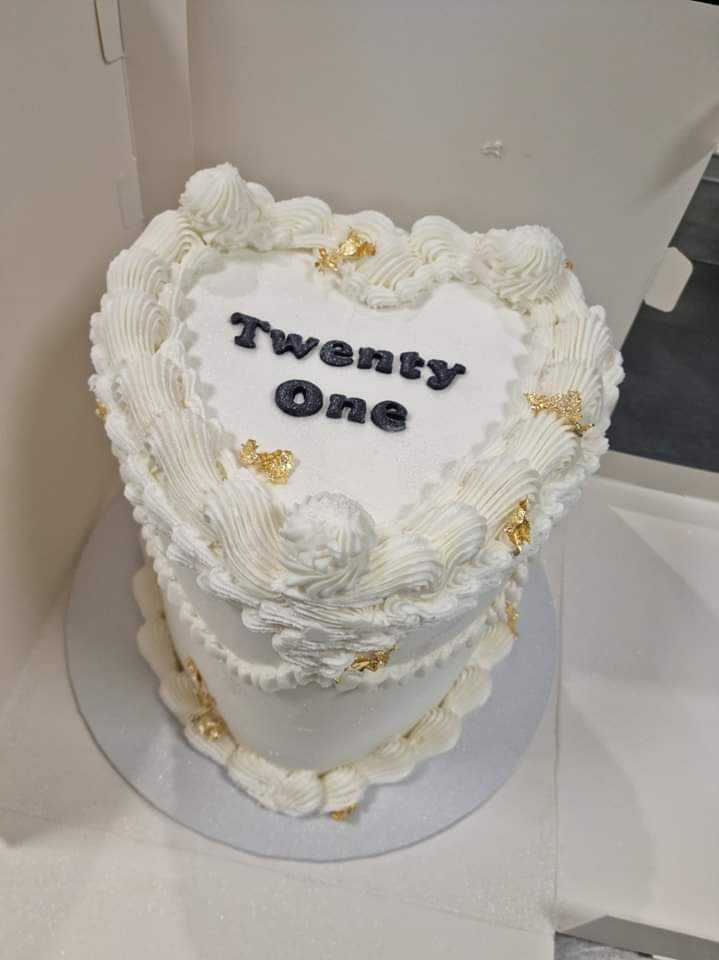 Thumbnail: Simple Heart Vintage Cakes