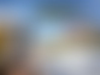 İnşaat alanında mühendis, 72.5 dB ölçen cihaz tutuyor. Ön planda belgeler, arkada binalar ve Türk bayrağı var. "Akustik Rapor 2026" yazıyor.