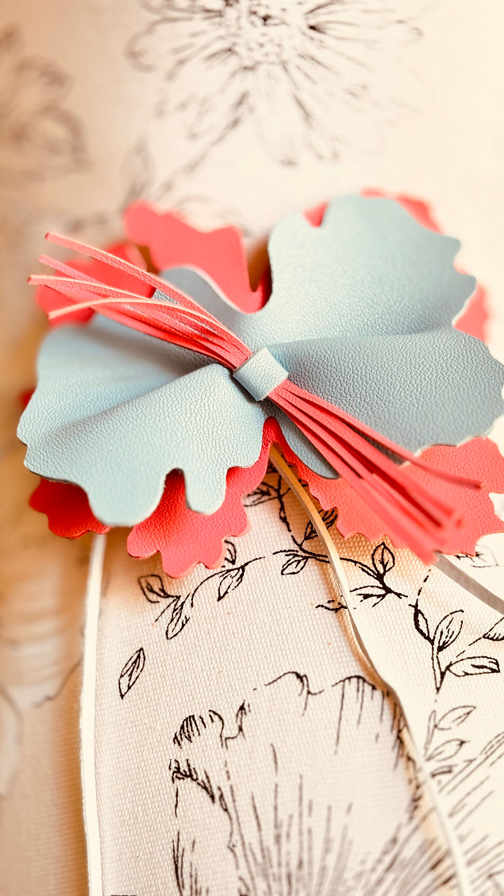 Miniature : Gros plan sur fleur en cuir artisanale