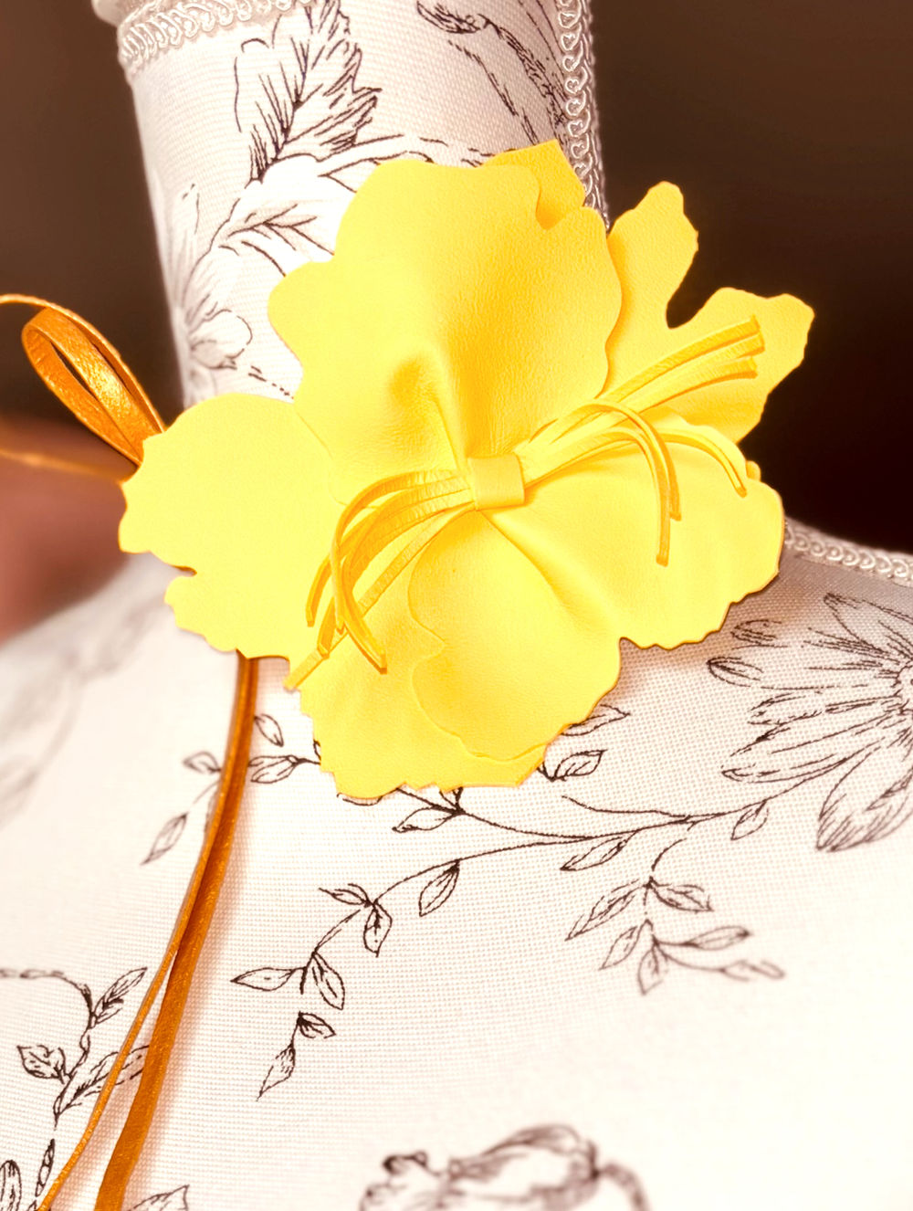 Ceinture fleurie en cuir | pochette téléphone en cuir | Fleur de Cuir | Créations artisanales, faites main en France, élégance et qualité, supérieure chic.
