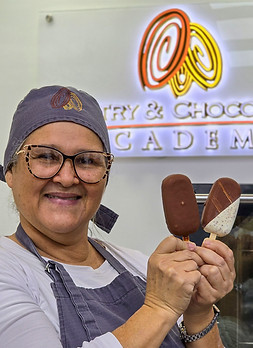 adulto mayor con paletas de helado