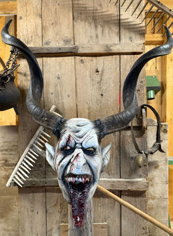 Krampusmaske bemalt