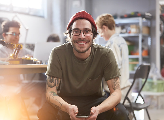 Homem novo de sorriso