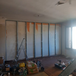 Isolation phonique du mur mitoyen avec de la laine de bois et du plâtre