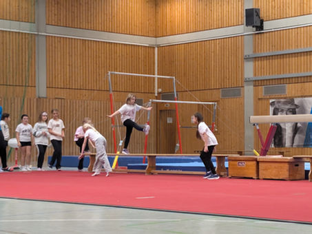 Begeisterndes Schauturnen: TuS Traunreut Turnabteilung zeigt ihr ganzes Können