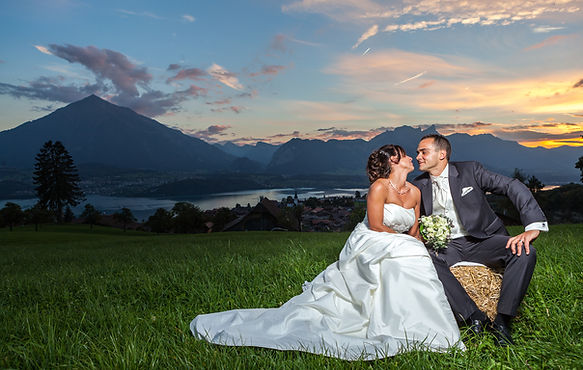 Hochzeitspaar bei Sonnenuntergang in Sigriswil