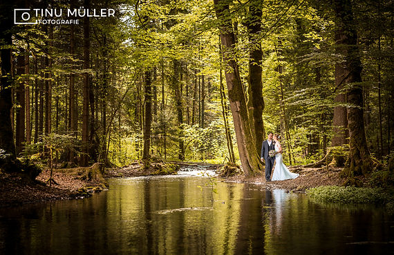 Hochzeitspaar im Wald