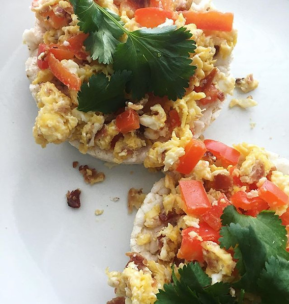 Rice cakes, cage free eggs, red bell pep