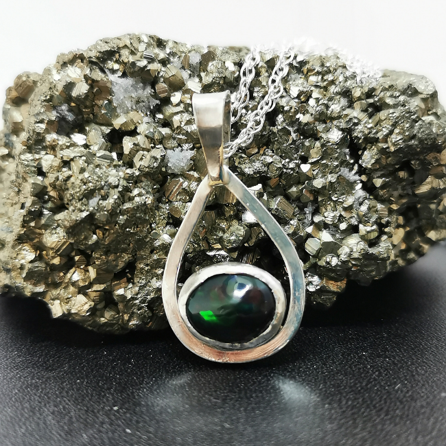 Miniature : En équilibre _ Pendentif opale noir d'éthiopie (verte/orange)