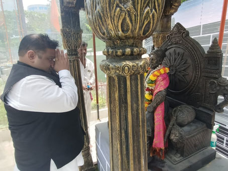 Prominent Labour Leader Abhijeet Rane while praying the idol of Chhatrapati Shivaji Maharaj