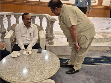 सह्यादी शासकीय निवासस्थानिक राज्याचे दुग्ध व्यवसाय विकास विभाग मंत्री सन्मा. अतुल जी सावे यांच्यासह चर्चा करताना धडक कामगार युनियनचे संस्थापक महासचिव कामगार नेते अभिजीत राणे.
#abhijeetrane #atulsave