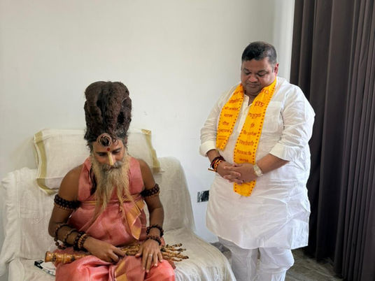 वाराणसी येथे धडक कामगार युनियन चे संस्थापक महासचिव कामगार नेते अभिजीत राणे यांनी रिक्तेश्वर महाराजांचे दर्शन व आशीर्वाद घेतले. 

#रिक्तेश्वरमहाराज #abhijeetrane #AR