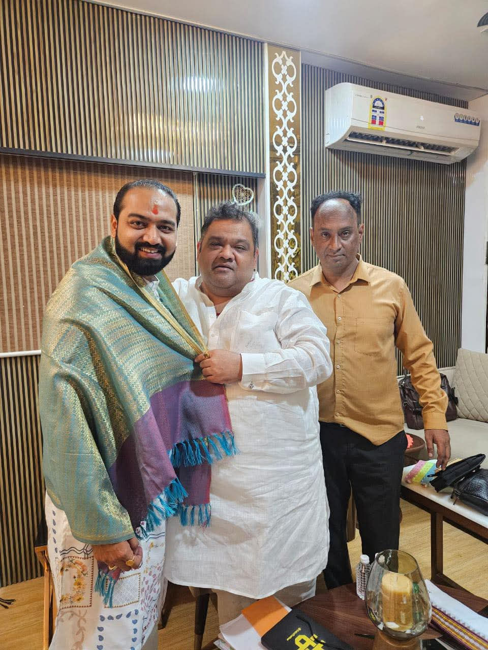 विख्यात कामगार नेते श्री अभिजीत राणे साहेब यांच्या तर्फे आपल्या  निवासस्थानी भाजप गोरेगाव पश्चिम मंडळ अध्यक्ष श्री. अमेय मोरे यांचा वाढदिवस पुष्पगुछ देऊन साजरा करण्यात आला व त्यांच्या पुढील राजकीय वाट