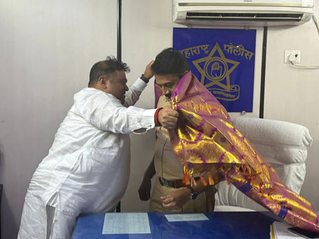 गोरेगाव पोलीस ठाण्याचे नवनियुक्त वरिष्ठ पोलीस निरीक्षक संदीप विश्वासराव यांची धडक कामगार युनियन महासंघचे संस्थापक अध्यक्ष विख्यात कामगार नेते अभिजीत राणे यांनी सदिच्छा भेट घेतली. यावेळी स्थानिक कामगार