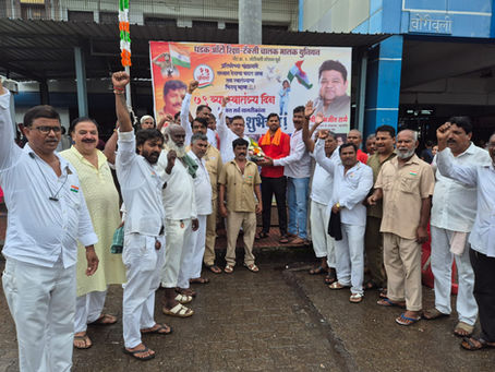🇮🇳 "तिरंग्याच्या सावलीत ऐक्याची शपथ!"
स्वातंत्र्यदिनानिमित्त धडक ऑटो रिक्षा टॅक्सी चालक मालक युनियन च्या बोरिवली रेल्वे स्थानक स्टॅन्ड येथे झालेल्या ध्वजरोहन कार्यक्रमात कामगार नेते अभिजीत राणे यांच