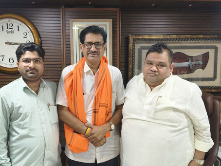 प्रसिद्ध माहिती अधिकार (RTI) कार्यकर्ते व स्वतंत्र पत्रकार अनिल गलगली यांनी आज *धडक कामगार युनियनचे संस्थापक व महासचिव मा. अभिजीत राणे साहेब यांची भारतीय जनता पार्टी कामगार आघाडीच्या अध्यक्षपदी* झालेल