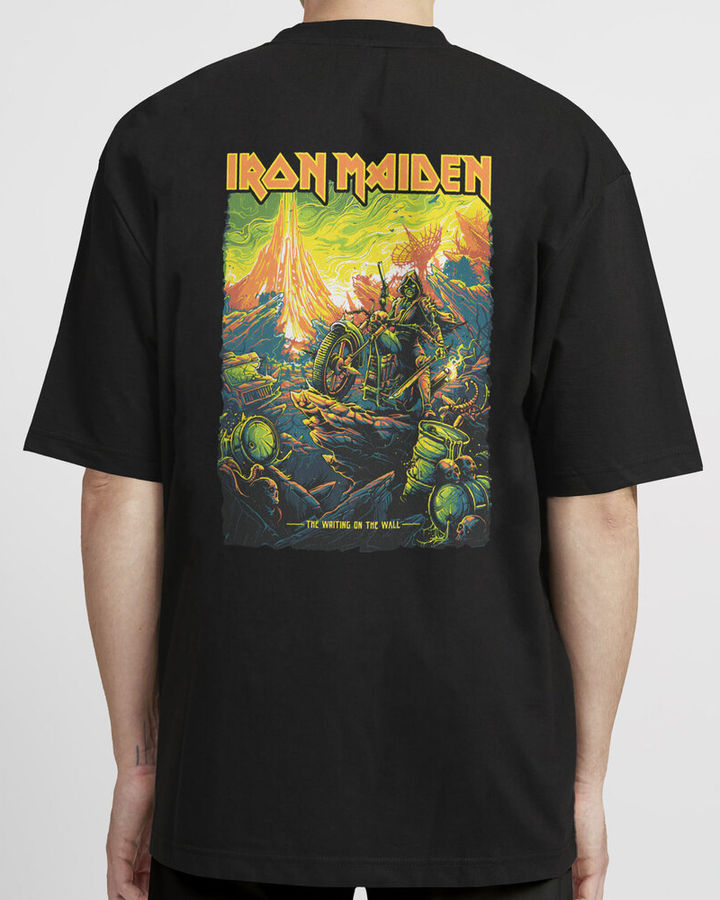 The Writing on the Wall Iron Maiden Oversize Tişört – ön yüz