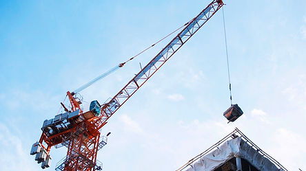 elevación de la grúa en el sitio de construcción