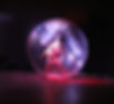 Artiste dans une bulle lumineuse, entourée de destellos, créant une animation spectaculaire pour un événement corporatif.