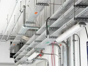 Por que escolher eletrocalhas em vez de outros sistemas de condução de cabos?