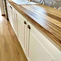Cucina su misura in legno massello Fraké colorazione panna e finitura Old America colorazione bianca panna e top in legno Fraké massello naturale.
Rubinetteria classica finitura ottone modello Gaboli Luigi.
Pavimentazione SPC Gerflor colore naturale e Pavimentazione RCB Gerflor serie Creation 55 Clic Acoustic