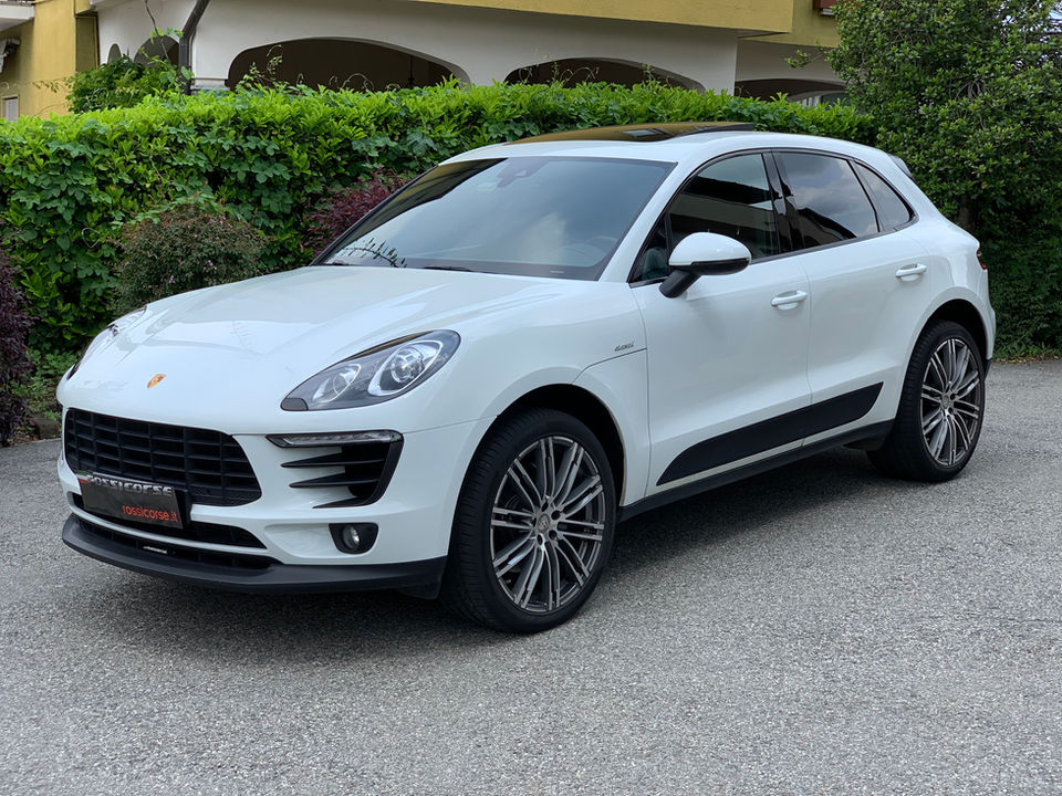 Porsche Macan GTS Martini Racing