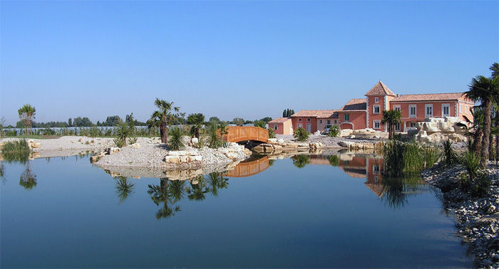 Le lac artificiel avec un pont en bois