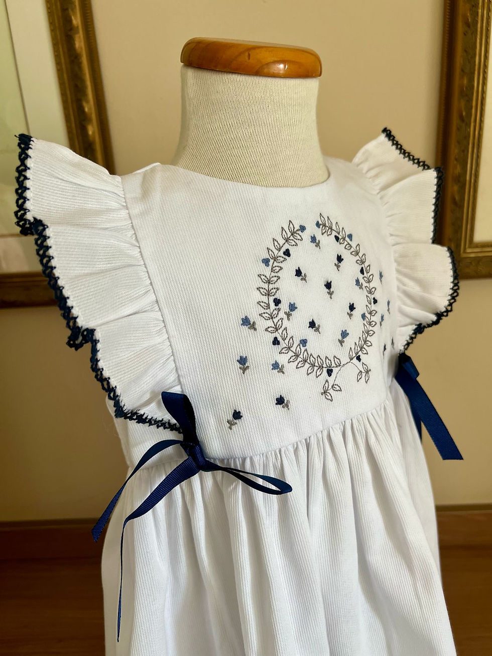 Miniatura: Vestido bordado com laços