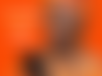 liente à ouagadougou utilisant son smartphone pour commander un pressing chronopress avec collecte et livraison de vêtements