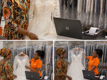Nettoyage de robe de mariée à Ouagadougou chez Chronopress avec cliente en tenue traditionnelle observant la robe, contrôle par employée et restitution sous housse plastique dans un pressing professionnel
