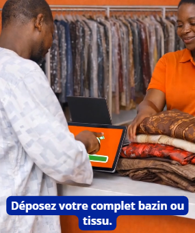 Client déposant un complet bazin ou tissu au comptoir du pressing Chronopress à Ouagadougou pendant l’offre du mois de mars avec crédit offert pour le prochain pressing.