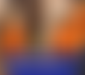 Une employée de pressing en tenue orange Chronopress remet un grand sac de linge à une mère souriante devant l’entrée d’une maison à ouagadougou. Un enfant en tenue traditionnelle se tient entre eux. La scène illustre l’offre du mercredi dédiée au pressing des vêtements d’enfants.