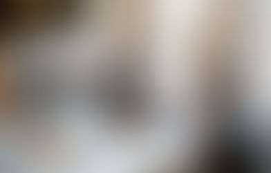 Ufficio moderno di una web agency con il team che collabora ai computer, rappresentando come spesso le agenzie gestiscono i domini per i clienti.