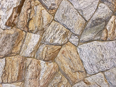 Parede revestida com lajinhas de pedra madeira