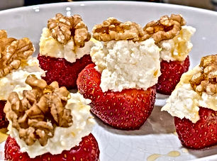 Strawberries with ricotta, honey, and walnuts (Fresas con mató, miel y nueces)