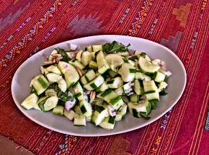 Turkish smashed cucumber salad (Hiyar dövmesi)