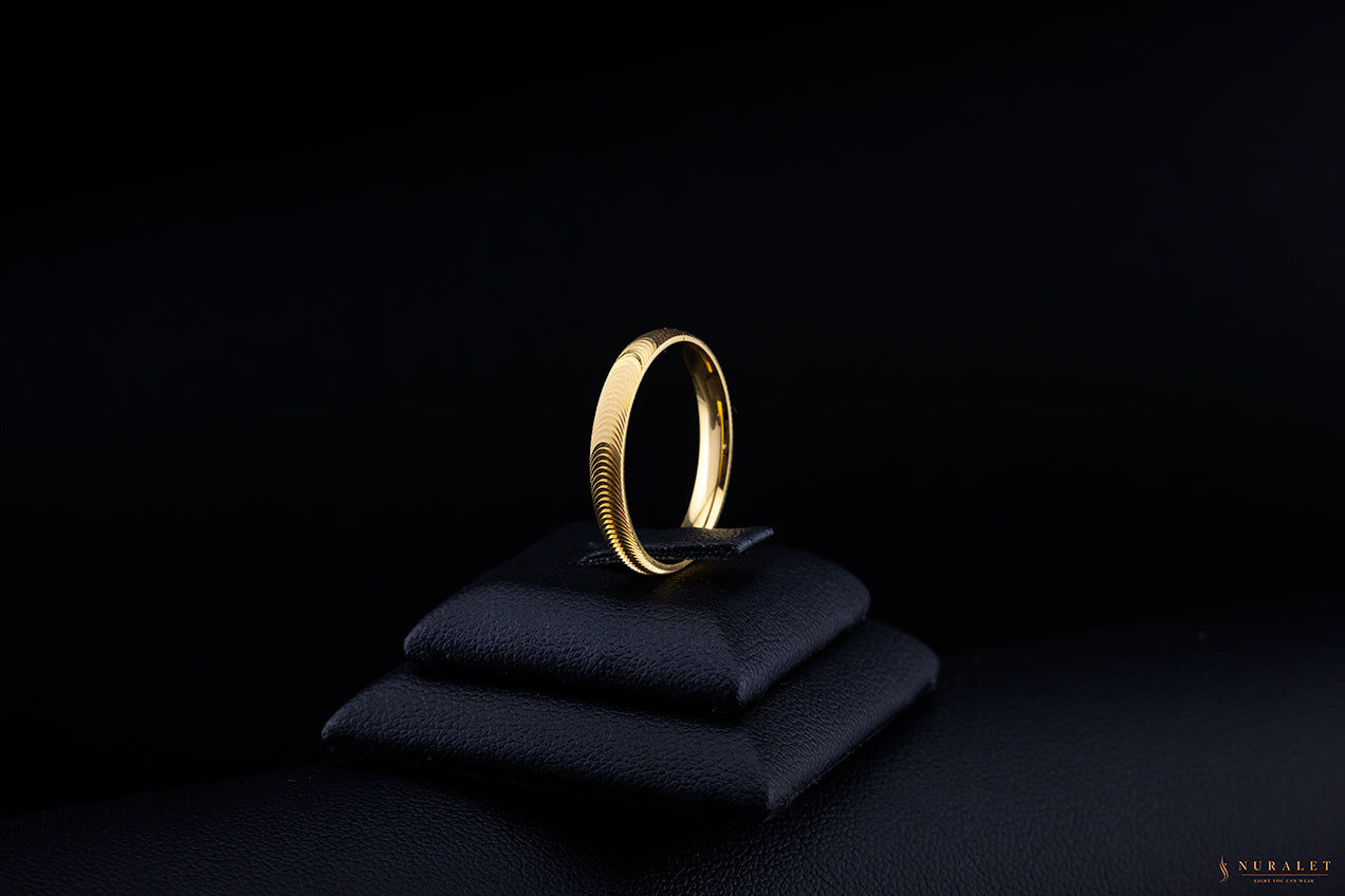 Diagonal ribbed band ring in 24k gold