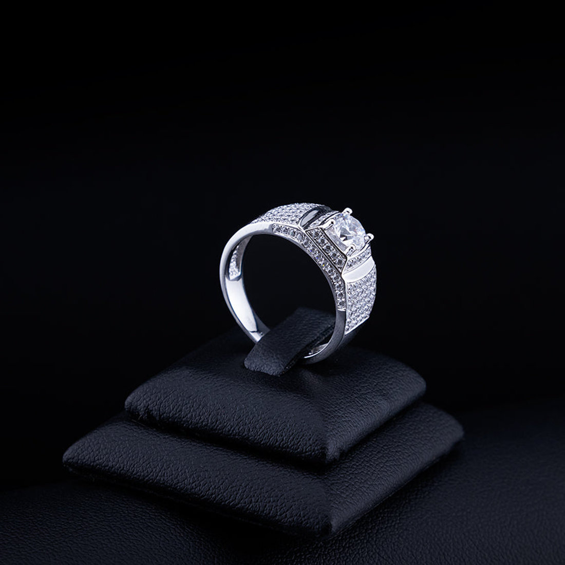 Pavé solitaire ring in solid platinum