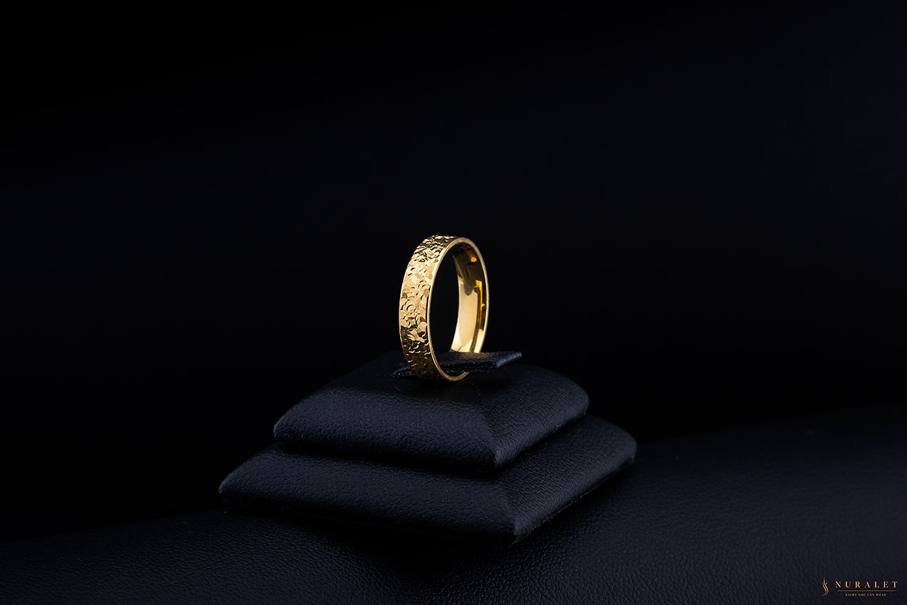 Diamond-cut textured band ring in 24k gold