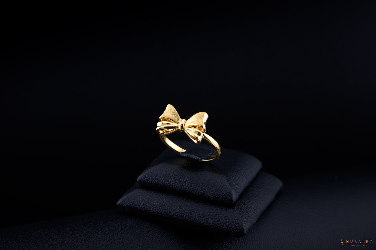 Bow charm ring in 24k gold