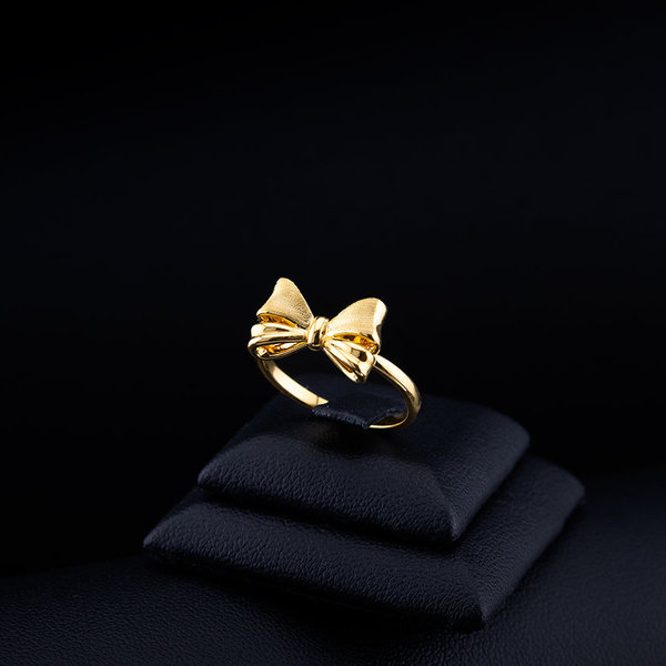 Bow charm ring in 24k gold