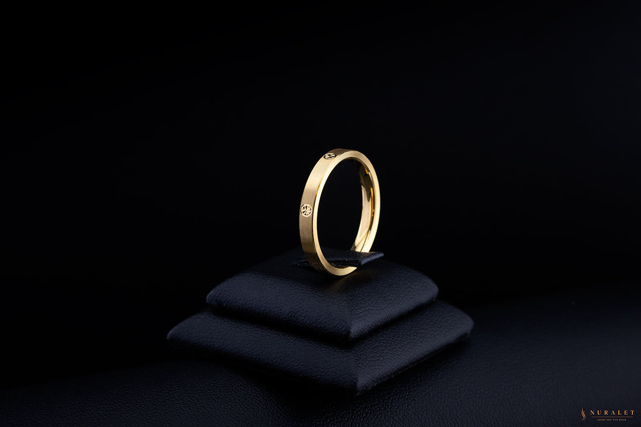 Screw motif band ring in 24k gold