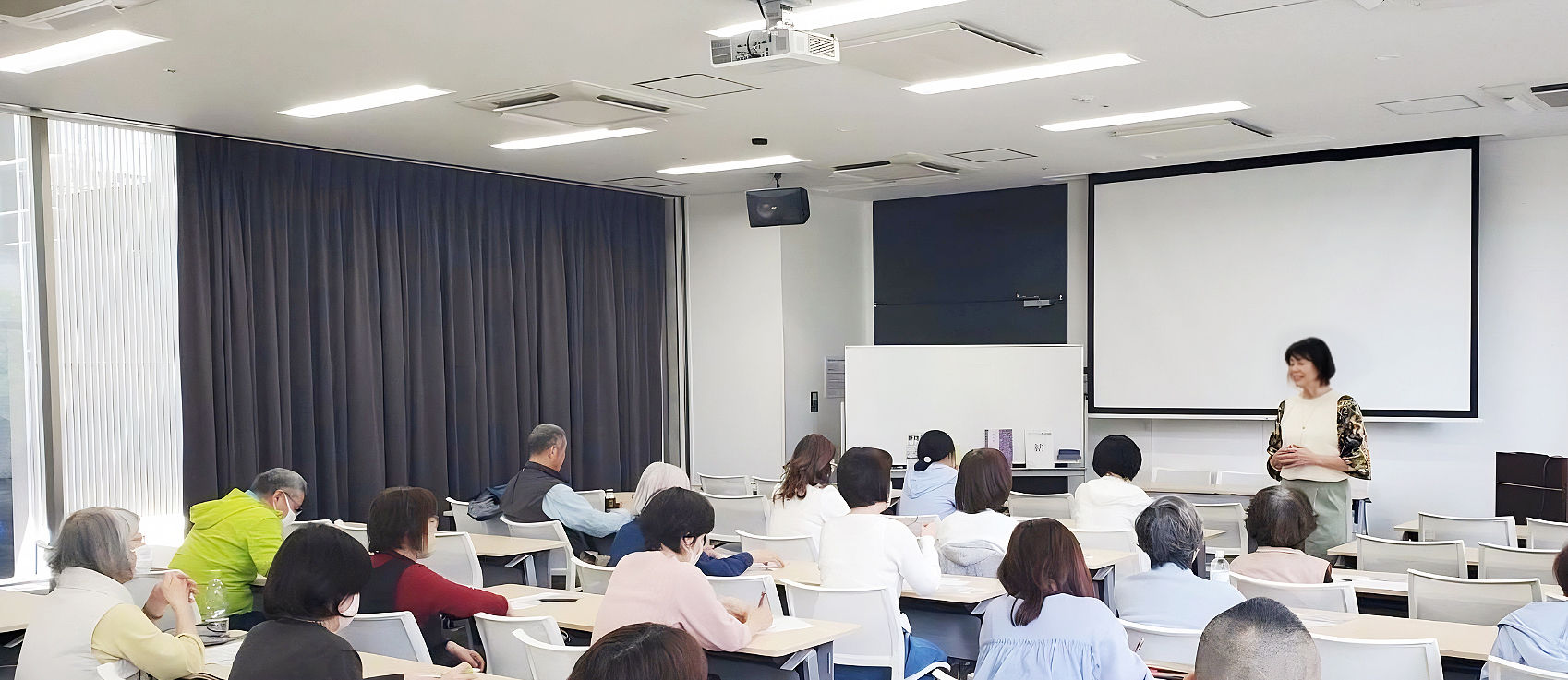 断捨離について講義をしている女性