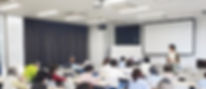 断捨離について講義をしている女性