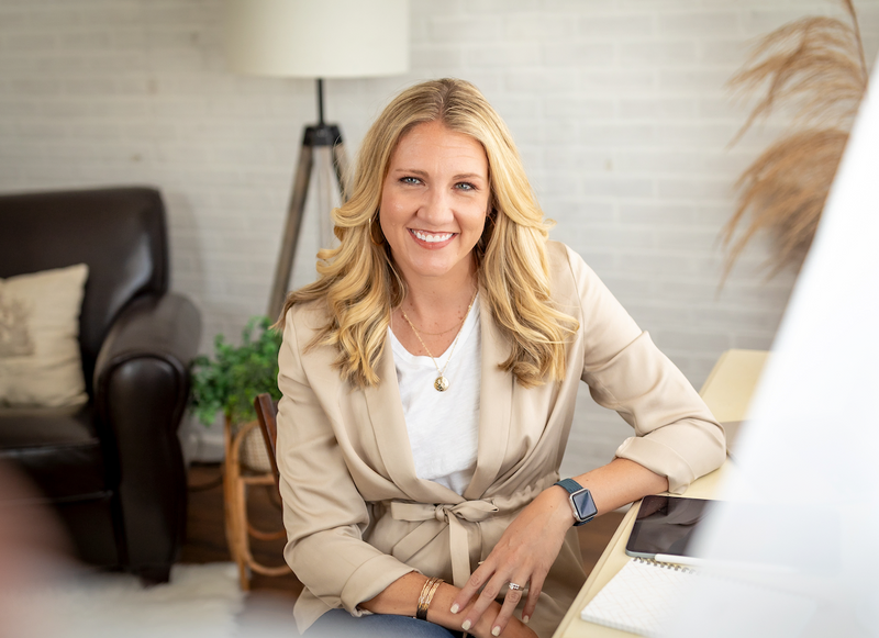 Career and Executive coach Jenni Burton at desk
