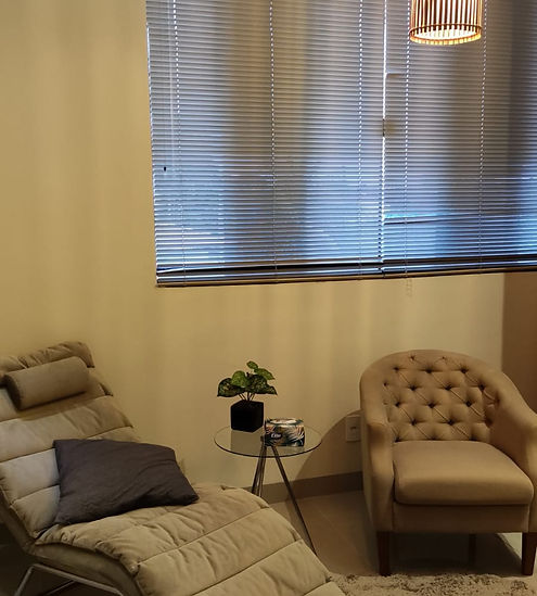 Consultório com divâ e poltrona confortáveis